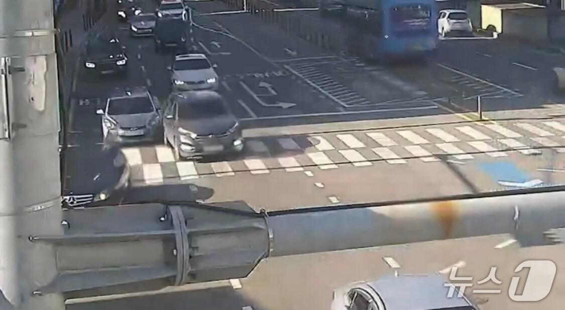 본문 이미지 - 2023년 12월 부산 해운대구 우동 한 교차로에서 보험사기 일당이 진로 변경 차량에 사고를 낸 장면.(부산경찰청 제공 CCTV 영상 갈무리. 재판매 및 DB 금지)
