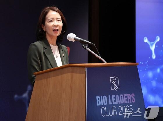 본문 이미지 - 최수진 국민의힘 의원이 24일 오전 서울 중구 소공동 롯데호텔에서 열린 &#39;제25회 바이오리더스클럽&#39;에서 축사를 하고 있다. 2025.6.24/뉴스1 김성진 기자