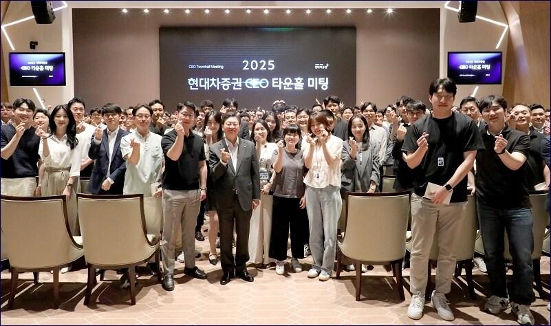 본문 이미지 - 23일 서울 여의도 한국거래소(KRX)에서 배형근 현대차증권 사장(사진 가운데)이 임직원들과 함께 기념 사진 촬영을 하고 있다.