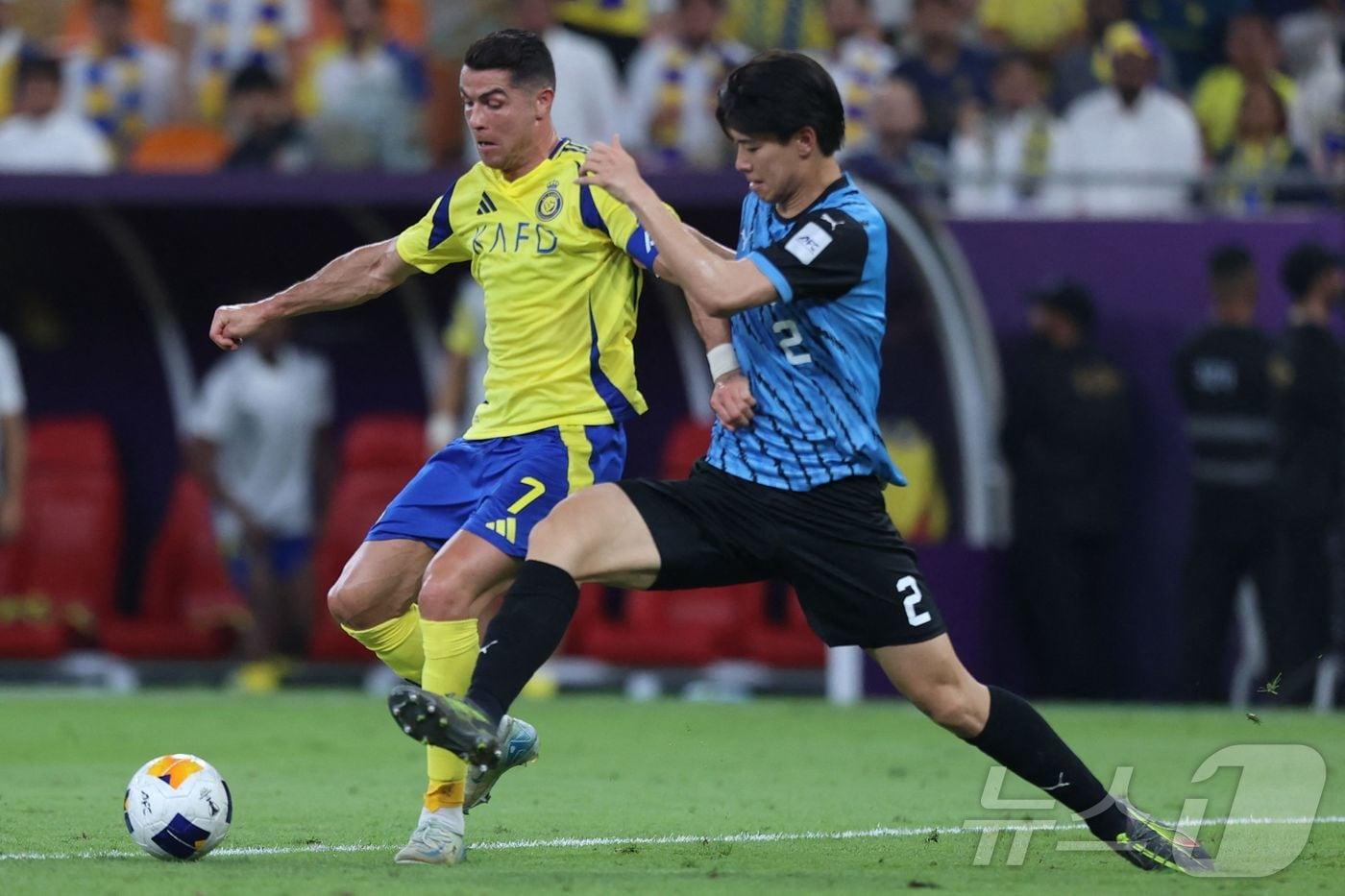 크리스티아누 호날두를 막는 다카이 코타. ⓒ AFP=뉴스1