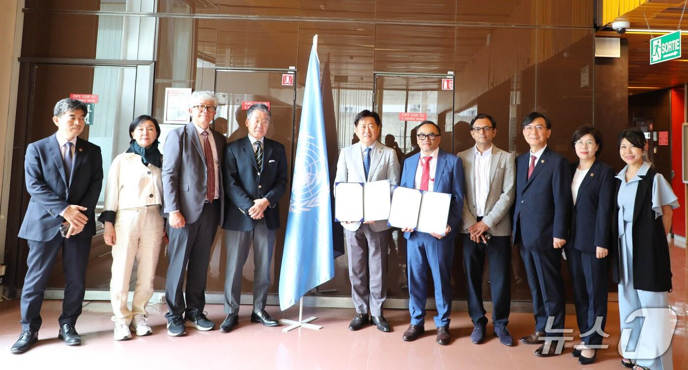  제주도와 유네스코 국제직원협회가 업무협약 후 기자회견을 하고 있다(제주도 제공. 재판매 및 DB금지)/뉴스1