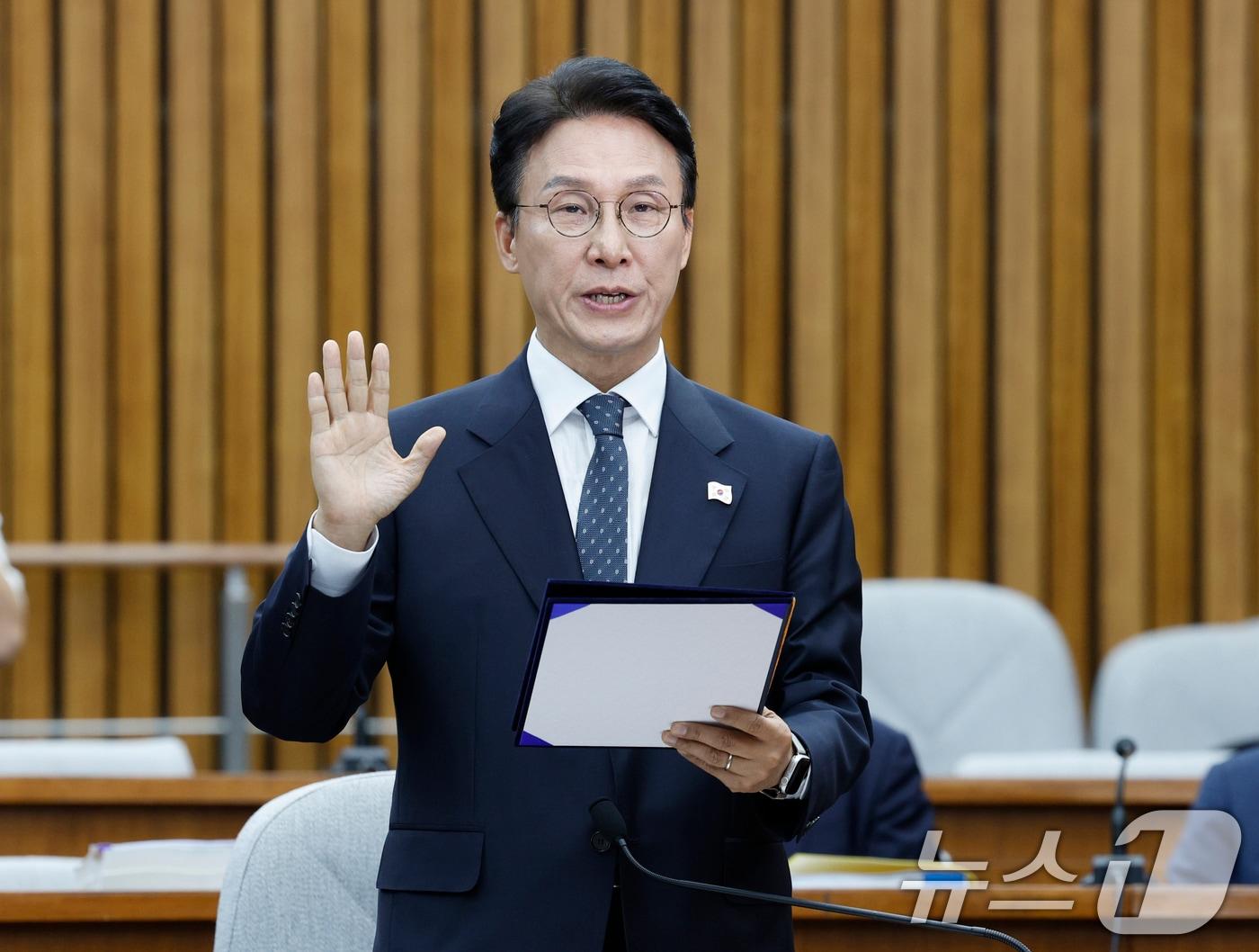 본문 이미지 - 김민석 국무총리 후보자가 24일 오전 서울 여의도 국회에서 열린 인사청문회에 출석해 선서를 하고 있다. 2025.6.24/뉴스1 ⓒ News1 안은나 기자