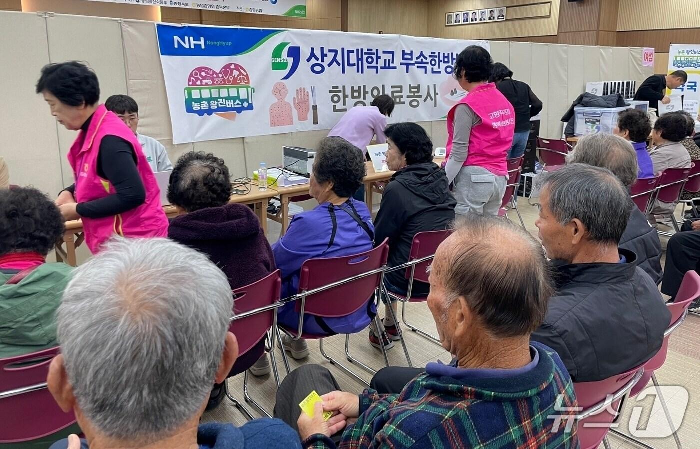 충북 증평군은 농협중앙회와 함께 하는 농촌왕진버스를 오는 26일 증평농협 대회의실에서 운영한다.사진은 지난해 운영 모습.(증평군 제공, 재판매 및 DB금지)/뉴스1