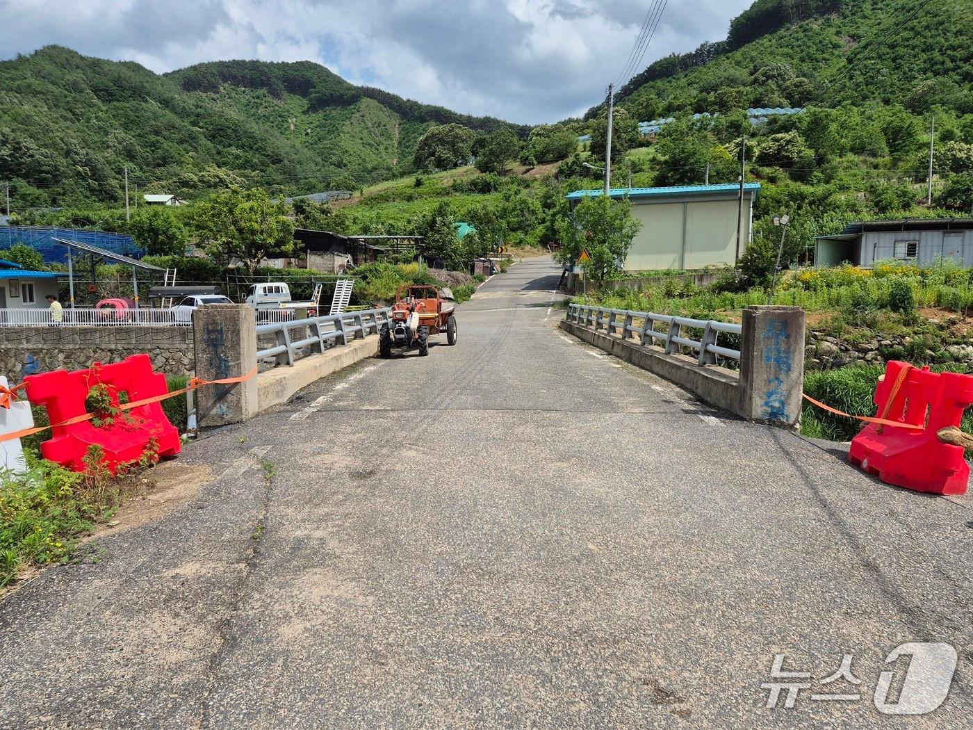 본문 이미지 - 충북도가 발주한 영동군 용화면 용화천  '용화지구지방하천정비사업'이 잦은 감리단 교체에 따른 불만의 목소리가 나온다. 사진은 이 사업으로 철거 예정인 용화면 월전리 교량./뉴스1 