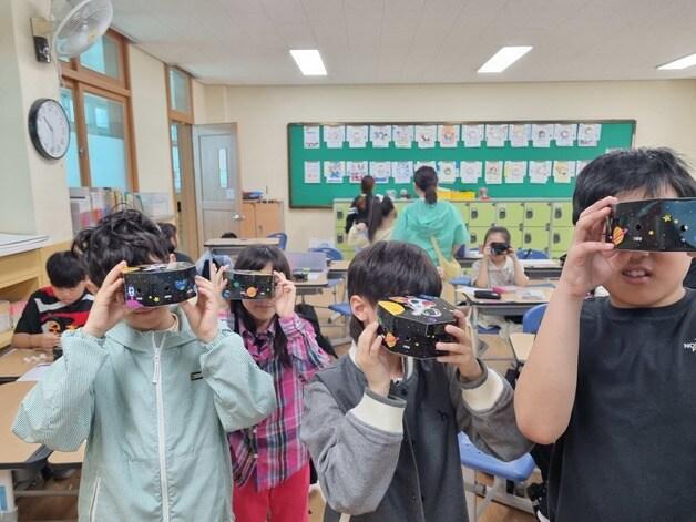 본문 이미지 - 과학버스와 함께 찾아가는 이동과학교실.(충북교육청 제공. 재판매 및 DB금지)/뉴스1