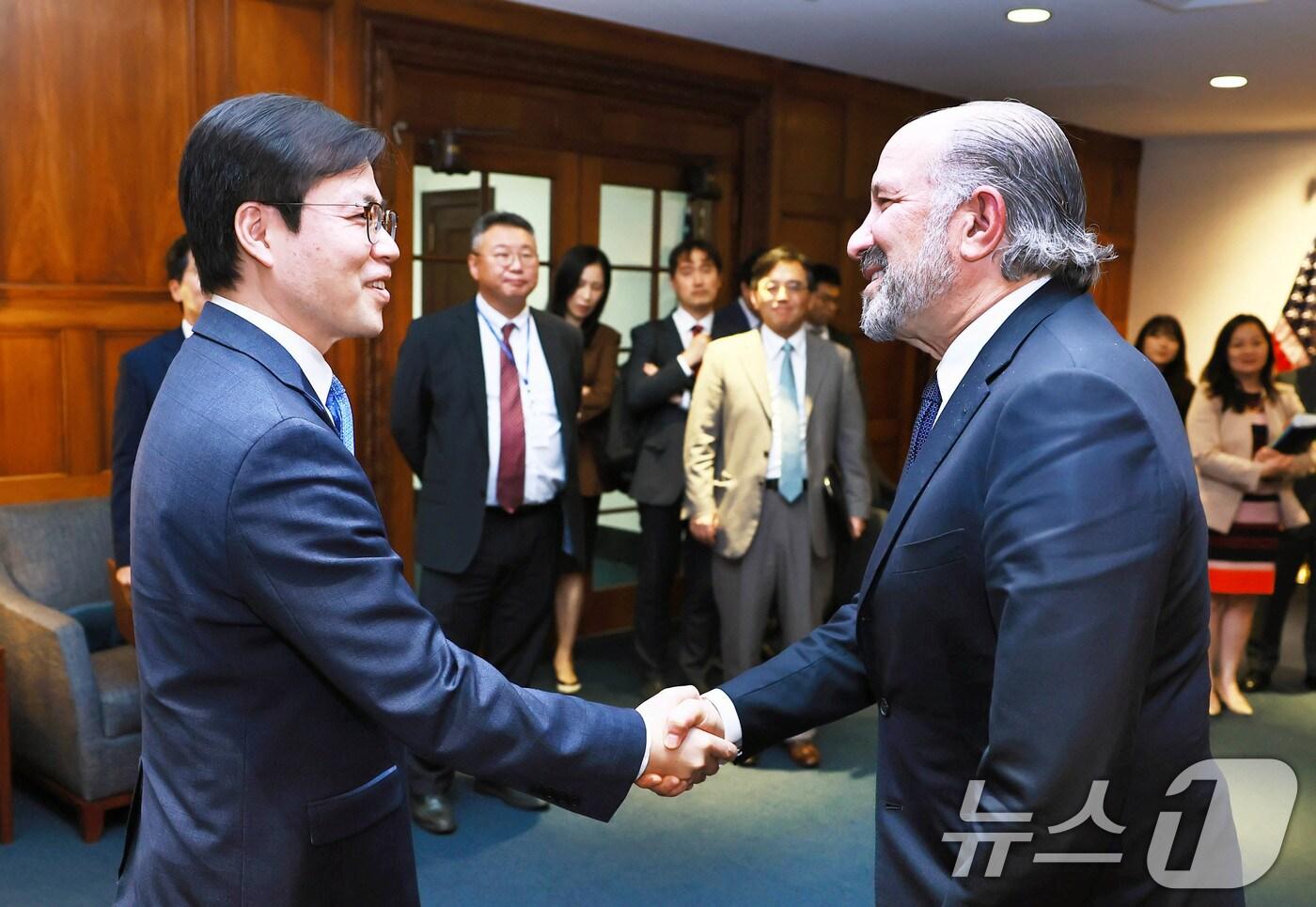 여한구 산업통상자원부 통상교섭본부장이 23일(현지시간) 미국 워싱턴 D.C 상무부 회의실에서 하워드 러트닉 미국 상무부 장관과 악수를 나누고 있다. (산업통상자원부 제공. 재판매 및 DB 금지) 2025.6.24/뉴스1