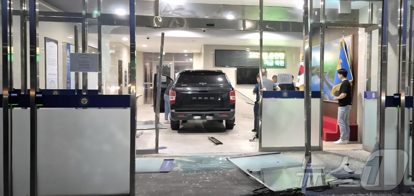 순천경찰서 정문으로 돌진한 SUV차량.(순천경찰서 제공. 재판매 및 DB 금지)