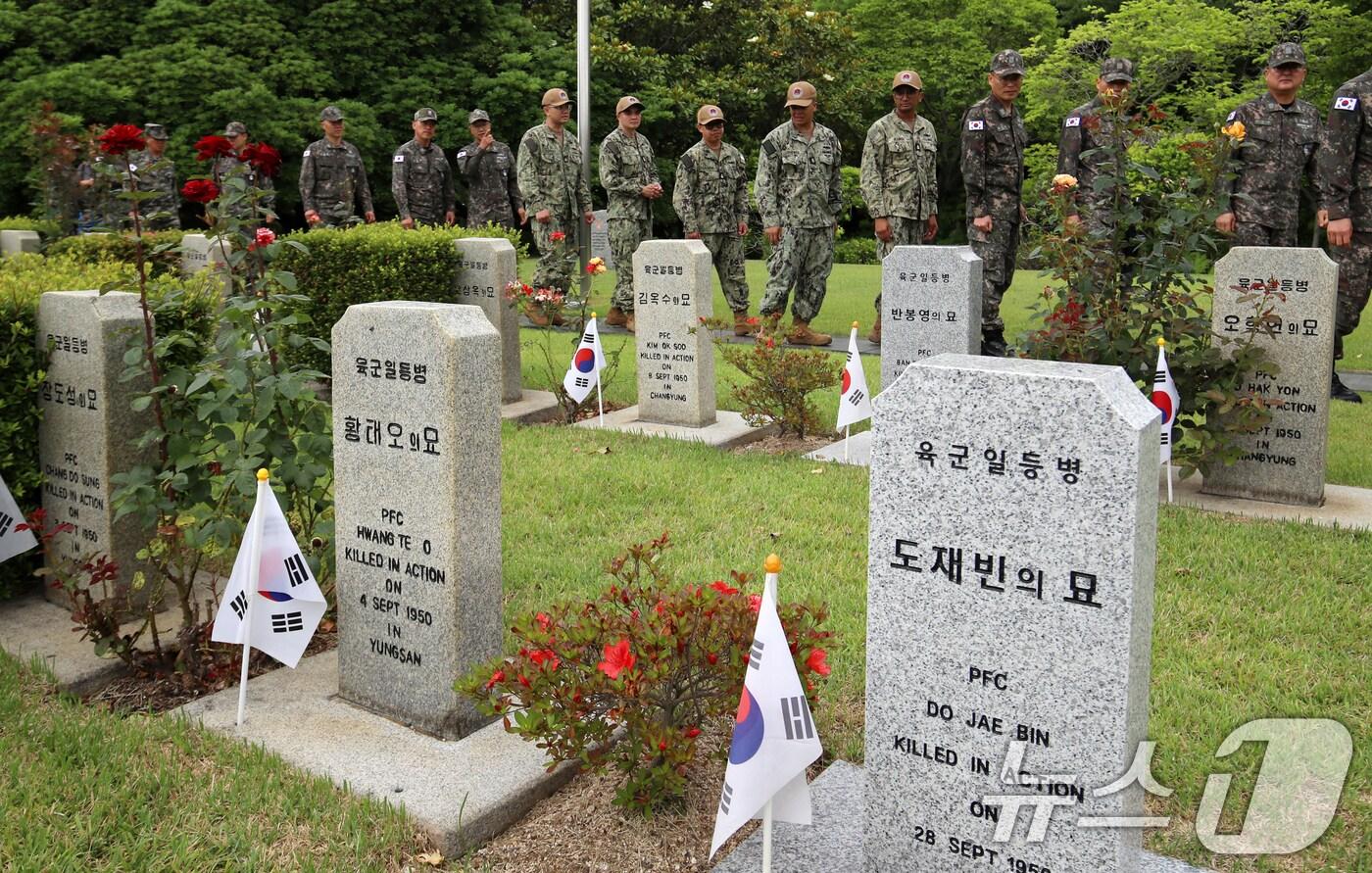 제75주년 6·25 전쟁일을 하루 앞둔 24일 부산 남구 유엔기념공원을 찾은 해군작전사령부 주임원사들과 주한미해군사령부(CNFK) 주임원사들이 6·25 전쟁에 유엔군으로 참전한 한국군 전몰 장병 묘역을 참배하고 있다. 2025.6.24/뉴스1 ⓒ News1 윤일지 기자