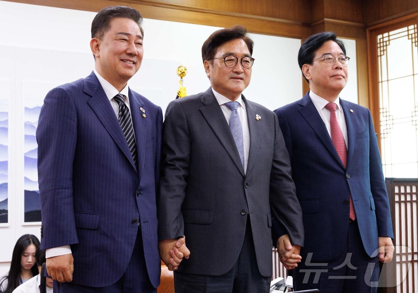 김병기 더불어민주당 대표 직무대행 겸 원내대표(왼쪽부터), 우원식 국회의장, 송언석 국민의힘 원내대표가 24일 오전 서울 여의도 국회에서 우 의장 주재로 열린 양당 원내대표 회동에서 기념촬영을 하고 있다. (공동취재) 2025.6.24/뉴스1 ⓒ News1 이광호 기자