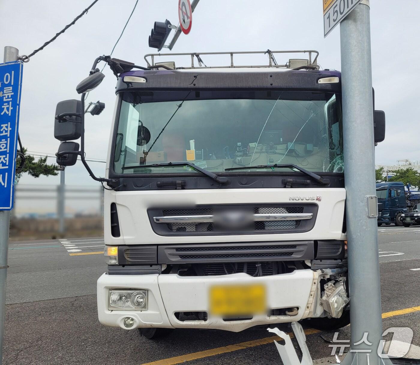 본문 이미지 - 24일 울산 북구 아산로에서 발생한 화물차 교통사고 현장. (독자제공. 재판매 및 DB 금지)