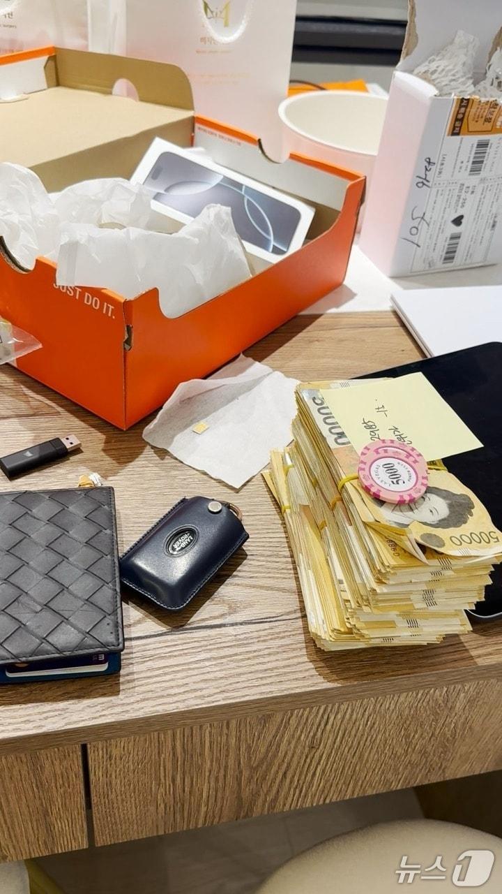 본문 이미지 - 춘천식구파 소속 MZ 조직원의 오피스텔에서 발견된 현금과 고가의 차량 키.(춘천지검 제공, 재판매 및 DB금지)