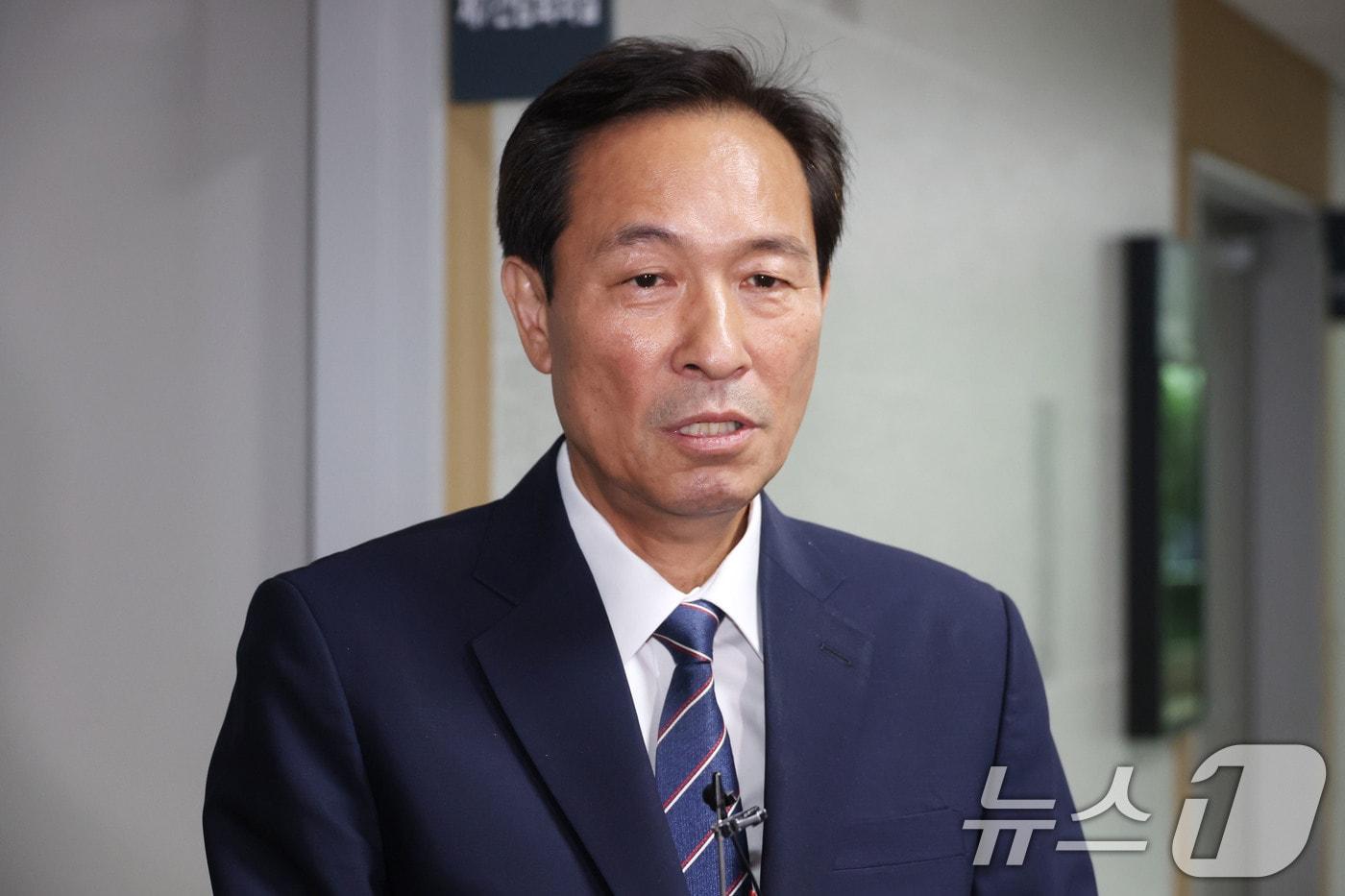 우상호 대통령실 정무수석이 24일 오전 송미령 농림축산식품부장관 유임과 관련, 더불어민주당 농림축산식품해양수산위원회 위원들과 면담하기 위해 서울 여의도 국회 의원회관을 방문하며 취재진의 질문에 답하고 있다. 2025.6.24/뉴스1 ⓒ News1 이광호 기자