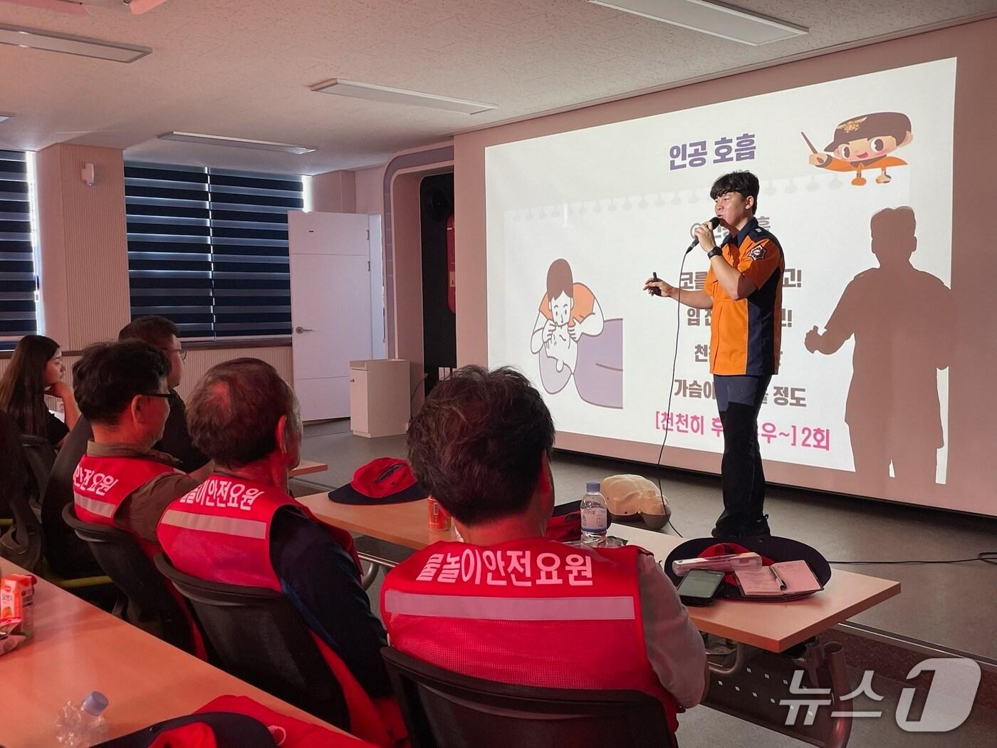 본문 이미지 - 물놀이 안전관리요원 교육.(하동군 제공. 재판매 및 DB금지)