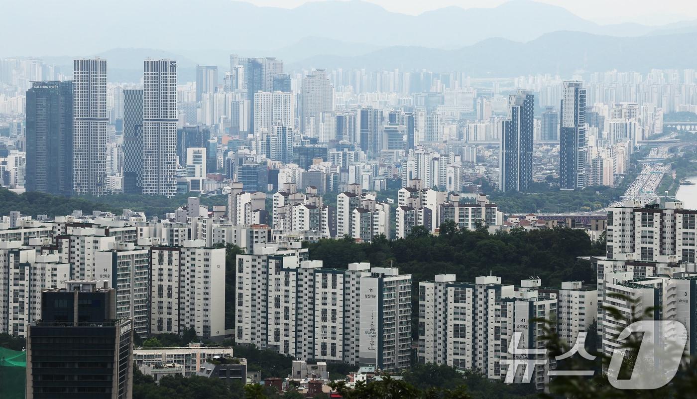 24일 서울 중구 남산에서 시내 아파트가 보이고 있다. 2025.6.24/뉴스1 ⓒ News1 장수영 기자