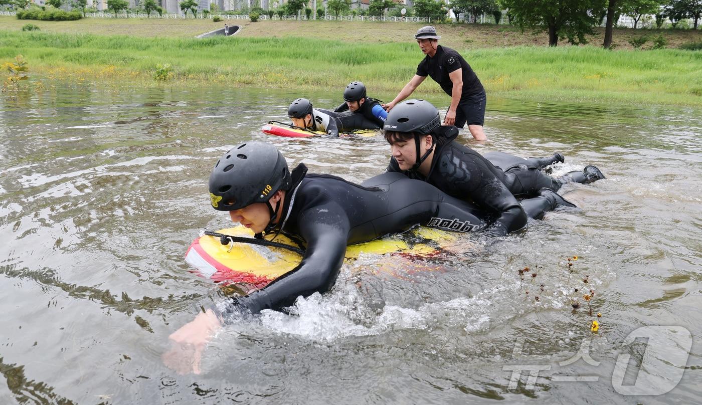 대전 동부소방서 소속 구조대원과 안전센터 직원들이 24일 대덕구 현도교 일원에서 익수자 및 고립 요구조자 상황을 가상해 서브보드 등 수난구조장비 활용 수난대비태세 인명구조 훈련을 하고 있다. 2025.6.24/뉴스1 ⓒ News1 김기태 기자