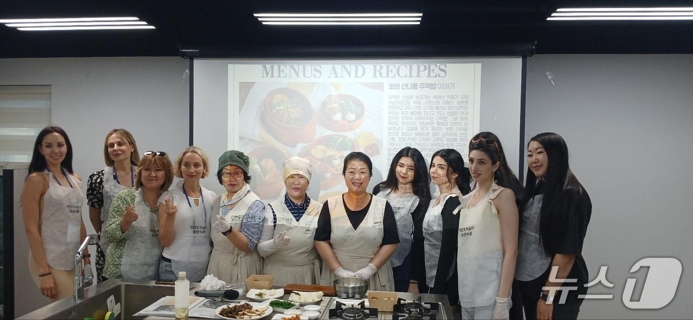 강원 정선군이 지난 20~24일 북평면 토속음식 맛전수관에서 13개국 81명의 외국인 인플루언서에게 정선로컬푸드를 주제로 토속음식 만들기 체험을 제공했다. (정선군 제공. 재판매 및 DB금지) 2025.6.24/뉴스1