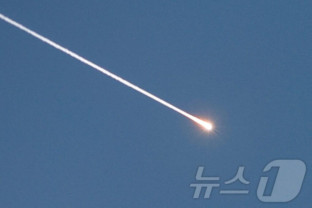 본문 이미지 - 24일(현지시간) 휴전 전 이란에서 이스라엘로 발사된 미사일이 이스라엘이 점령한 요르단강 서안지구 헤브론에서 포착됐다. 25.06.24 ⓒ 로이터=뉴스1 ⓒ News1 김예슬 기자