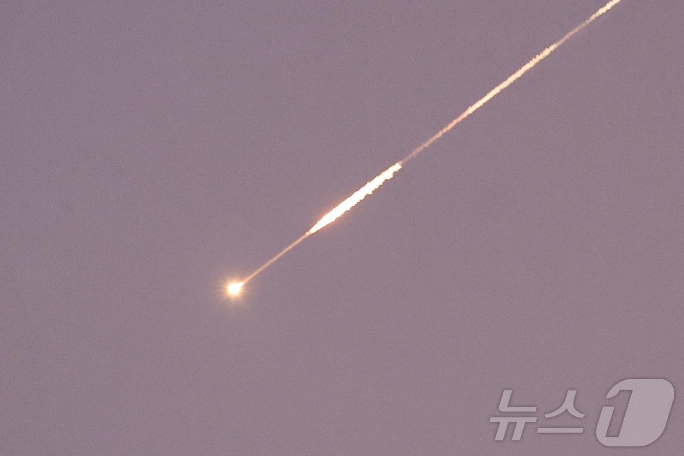 24일(현지시간) 이란에서 이스라엘로 발사된 미사일이 이스라엘이 점령한 요르단강 서안지구의 투바스에서 관측됐다. 2025.06,24. ⓒ 로이터=뉴스1 ⓒ News1 권영미 기자