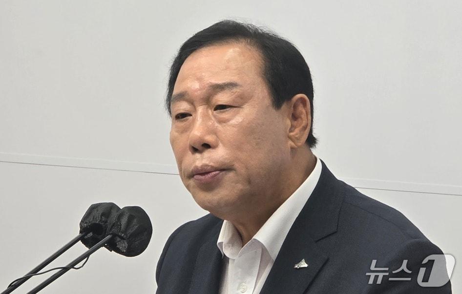 본문 이미지 - 24일 굳은 표정으로 기자회견하는 최민호 세종시장.