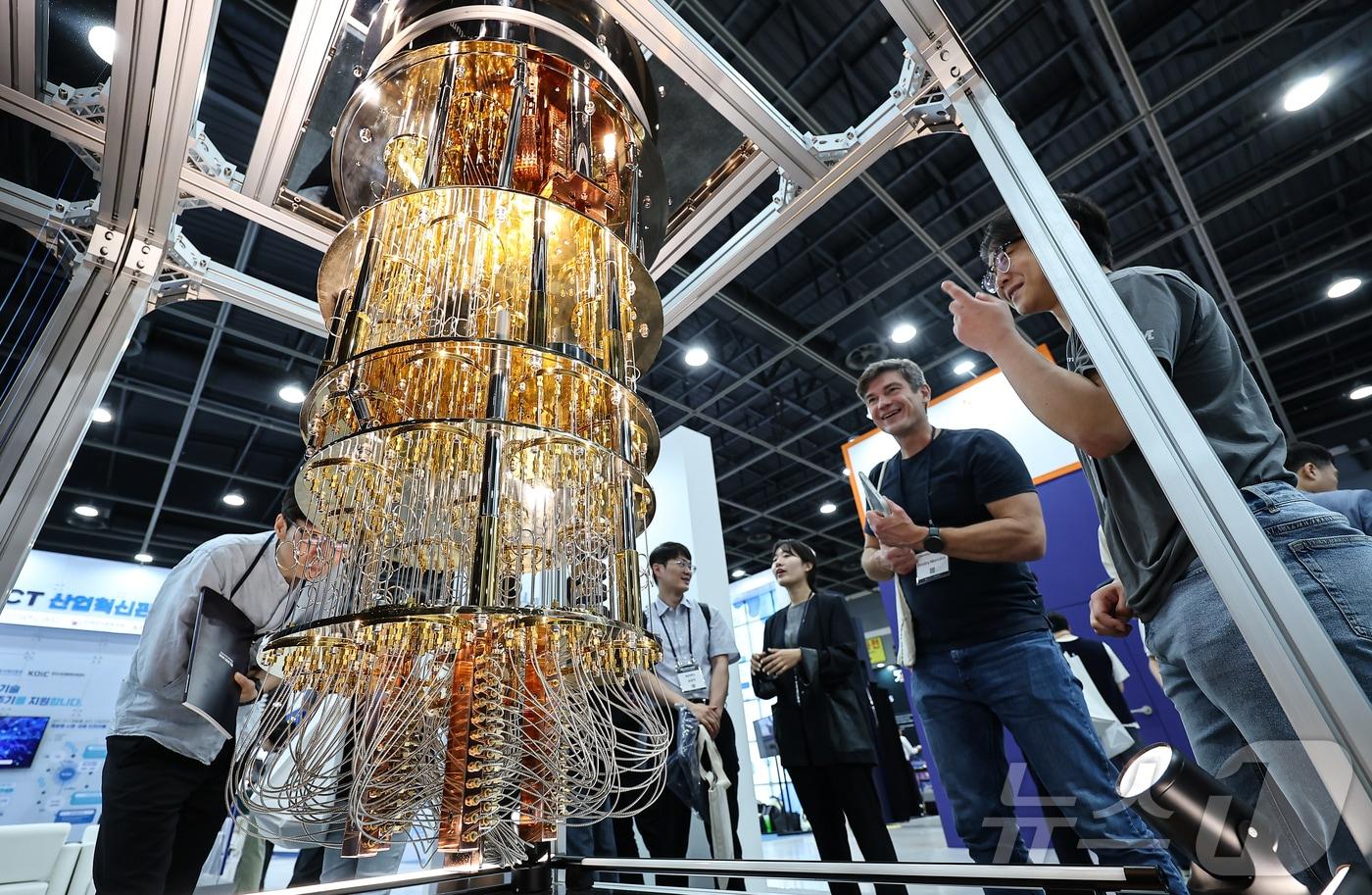 &#40;사진은 기사 내용과 무관함&#41;24일 서울 서초구 aT센터에서 열린 &#39;퀀텀코리아 2025&#39;에서 관람객들이 양자컴퓨터 모형을 살펴보고 있다. 2025.6.24/뉴스1 ⓒ News1 김도우 기자