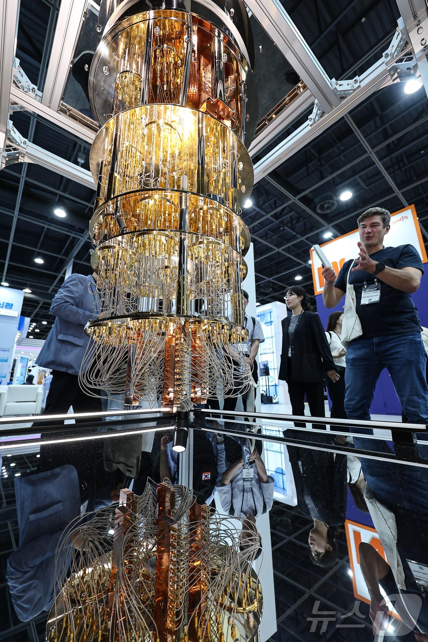 본문 이미지 - 24일 서울 서초구 aT센터에서 열린 &#39;퀀텀코리아 2025&#39;에서 관람객들이 양자컴퓨터 모형을 살펴보고 있다. 2025.6.24/뉴스1 ⓒ News1 김도우 기자
