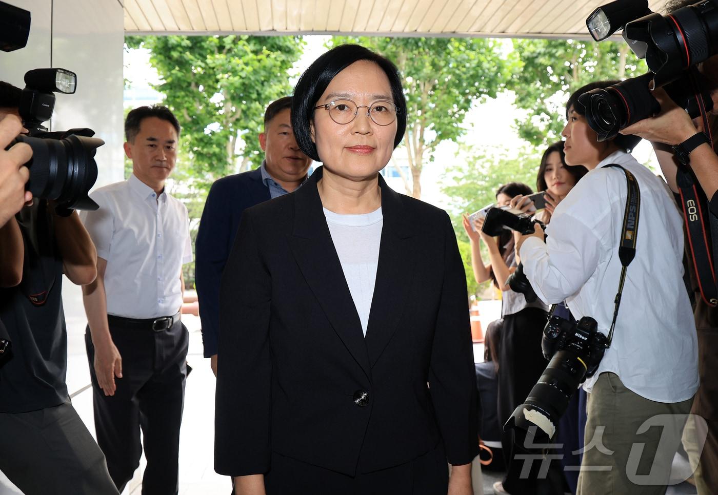 한성숙 중소벤처기업부 장관 후보자가 지난달 24일 오후 서울 영등포구 중소기업기술정보진흥원 수도권평가실 내 인사청문회 준비 사무실로 출근하고 있다. 2025.6.24/뉴스1 ⓒ News1 김진환 기자