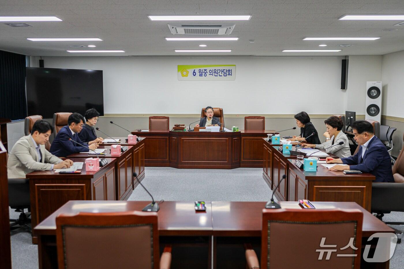 24일 광주 동구의회에서 열린 의원 전체 간담회의 모습. (광주 동구의회 제공. 재판매 및 DB 금지)