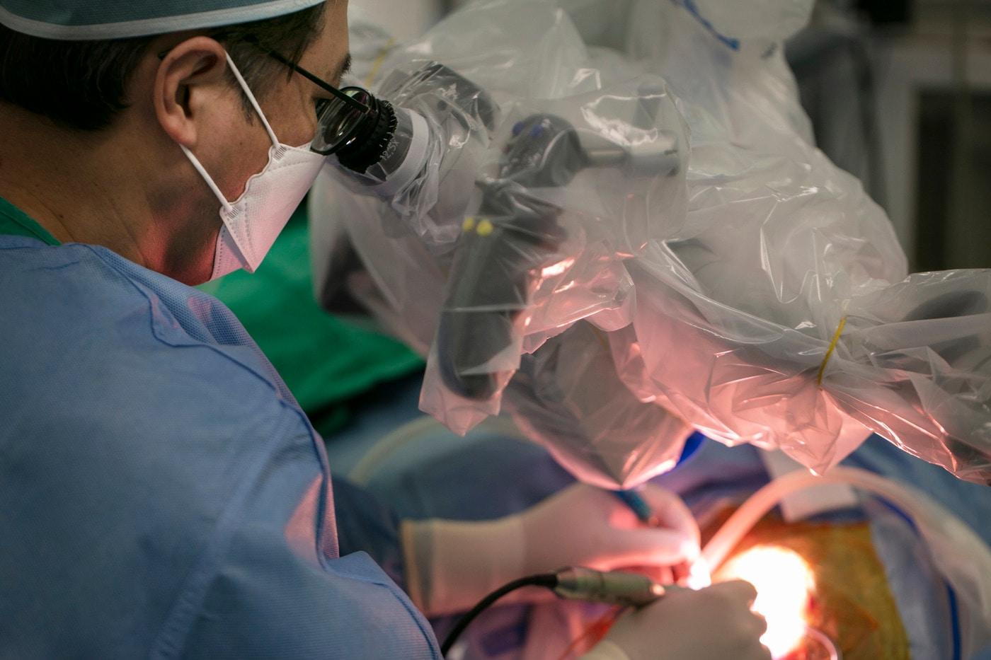 최재영 세브란스병원 교수가 인공와우 이식 수술을 하고 있다.&#40;세브란스병원 제공&#41;