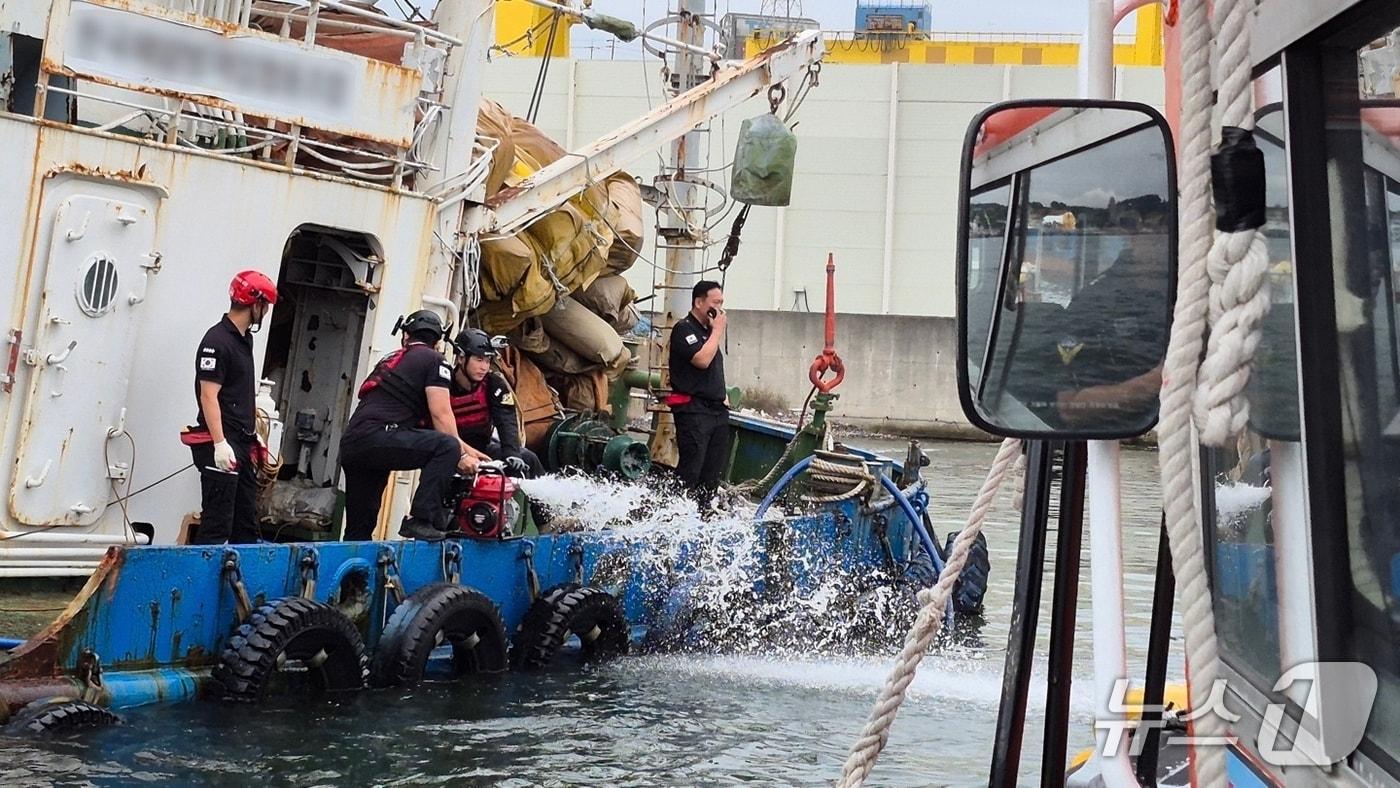 울산항 한진부두에 정박 중인 선박 A호(89톤)에서 이뤄지는 배수 작업. (울산해경 제공. 재판매 및 DB 금지)/뉴스1