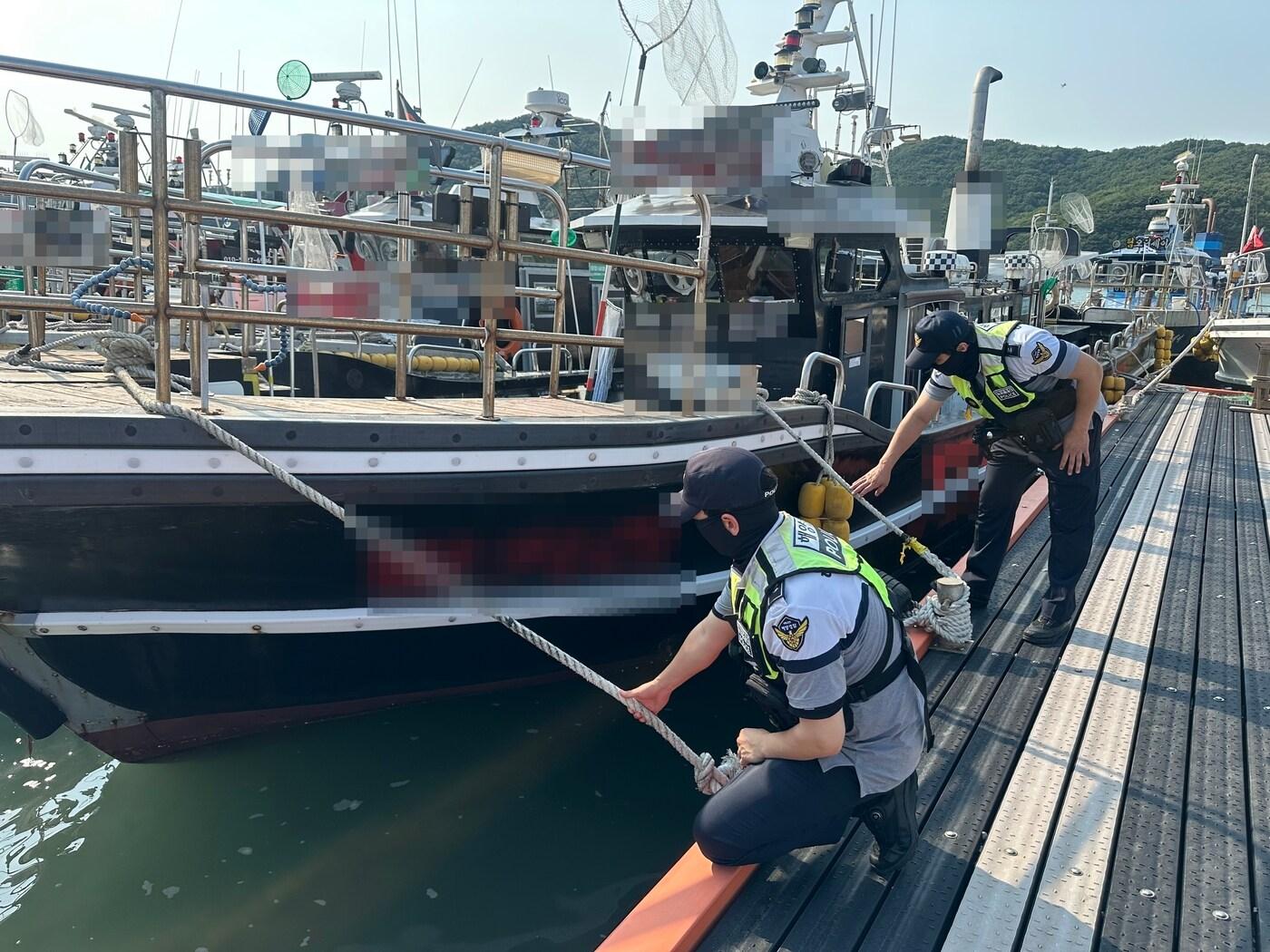 본문 이미지 -  해경이 관내 어선의 계류상태를 점검하는 모습(보령해경 제공. 재판매 및 DB 금지)/뉴스1
