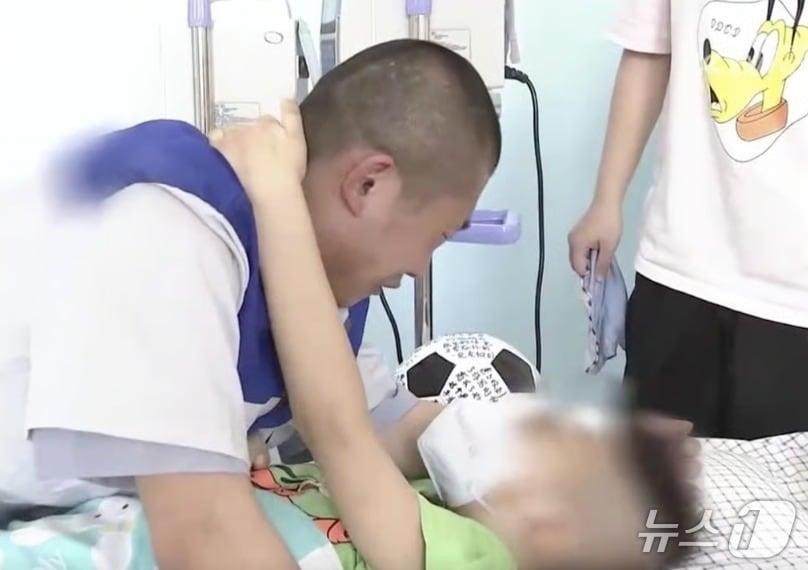 본문 이미지 - 병상의 아들을 만나고 있는 위씨 - SCMP 갈무리