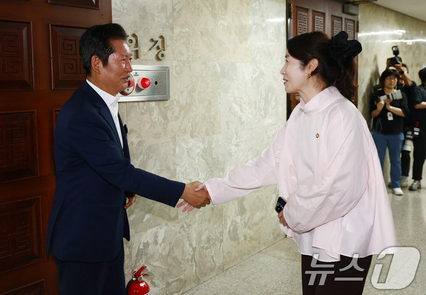 더불어민주당 당대표 출마를 선언한 정청래 의원이 지난 6월 24일 서울 여의도 국회에서 열린 의원총회에서 강선우 여성가족부 장관 후보자와 인사하고 있다. 2025.6.24/뉴스1 ⓒ News1 김민지 기자