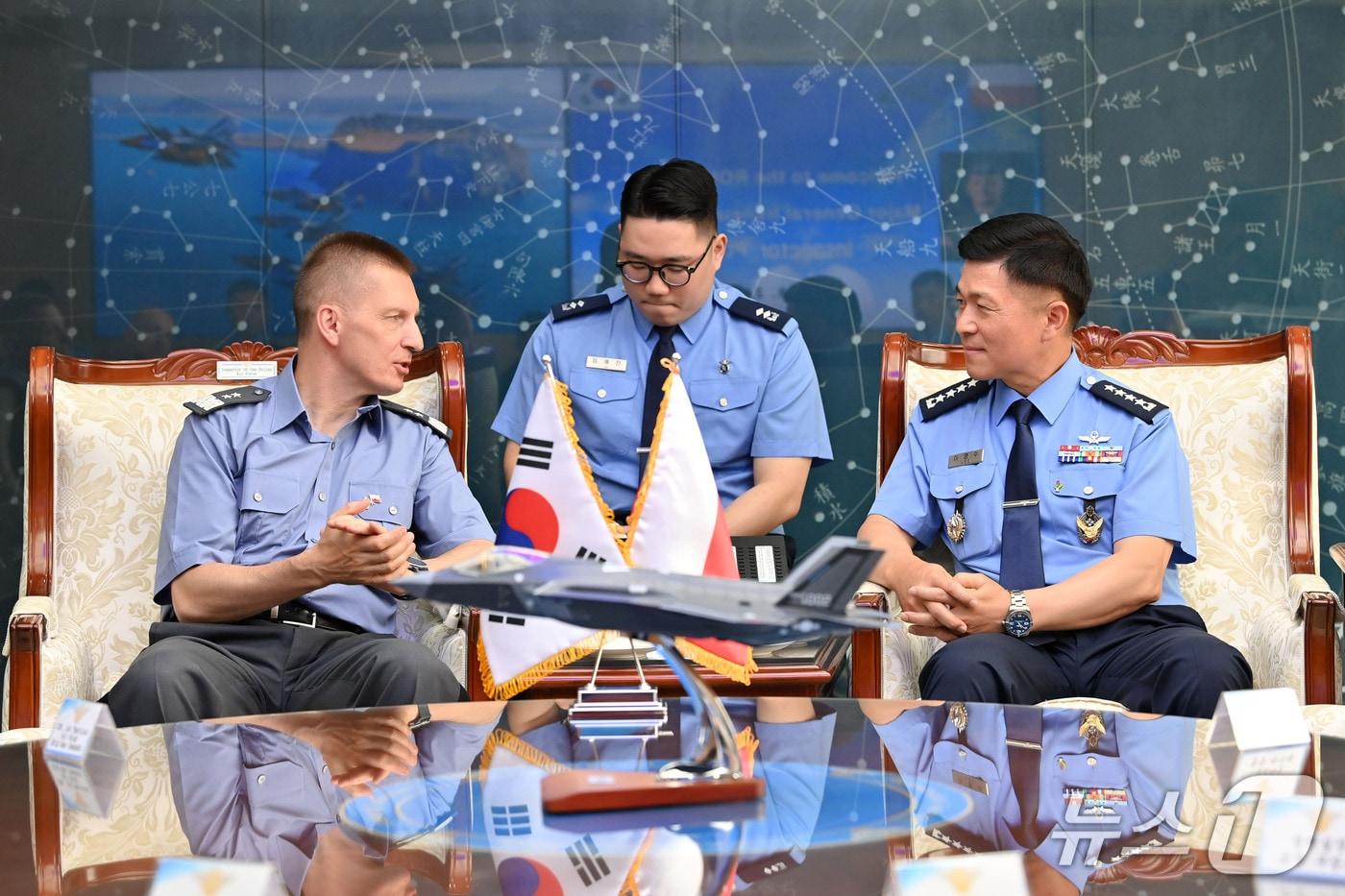 이영수 공군참모총장은 24일 계룡대 공군본부에서 이레네우슈 노박 폴란드 공군사령관&#40;소장&#41;을 만나 양자대담을 실시했다. 2025.06.24. &#40;공군 제공&#41;
