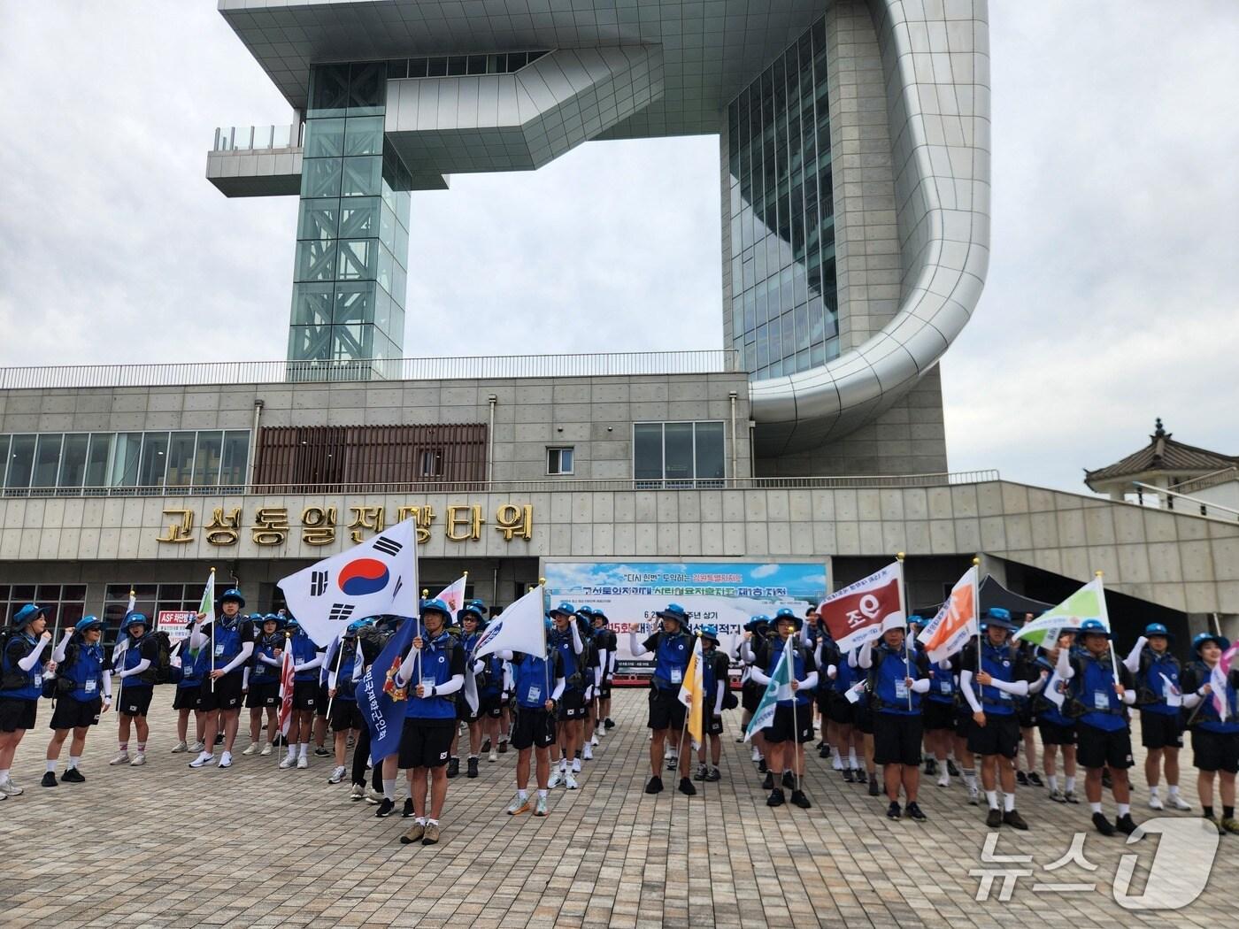 본문 이미지 - 국내외 대학생 120여 명으로 구성된 재향군인회 제15회 대학생 국토대장정 대원들이 24일 강원 고성통일전망대에서 출정식을 갖고 있다.2025.6.24/뉴스1 ⓒ News1 허고운 기자