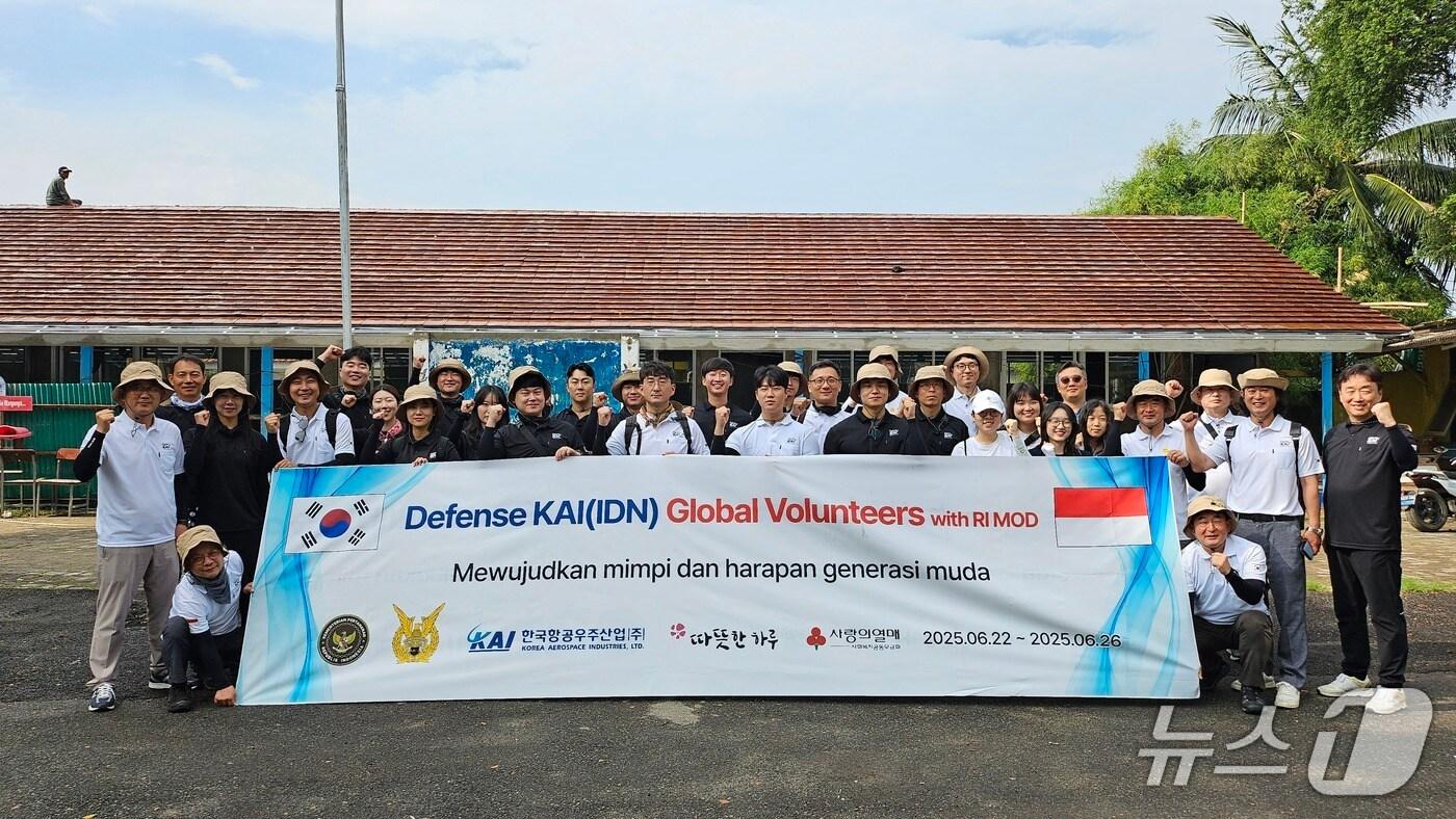 23일 인도네시아 자카르타에서 한국항공우주산업&#40;KAI&#41; 임직원으로 구성된 나눔 봉사단이 &#39;투구 박티&#39;&#40;Tugu Bhakti&#41; 학교 재건 봉사활동을 전개하며 기념 사진을 촬영한 모습&#40;KAI 제공&#41;. 2025.06.23.