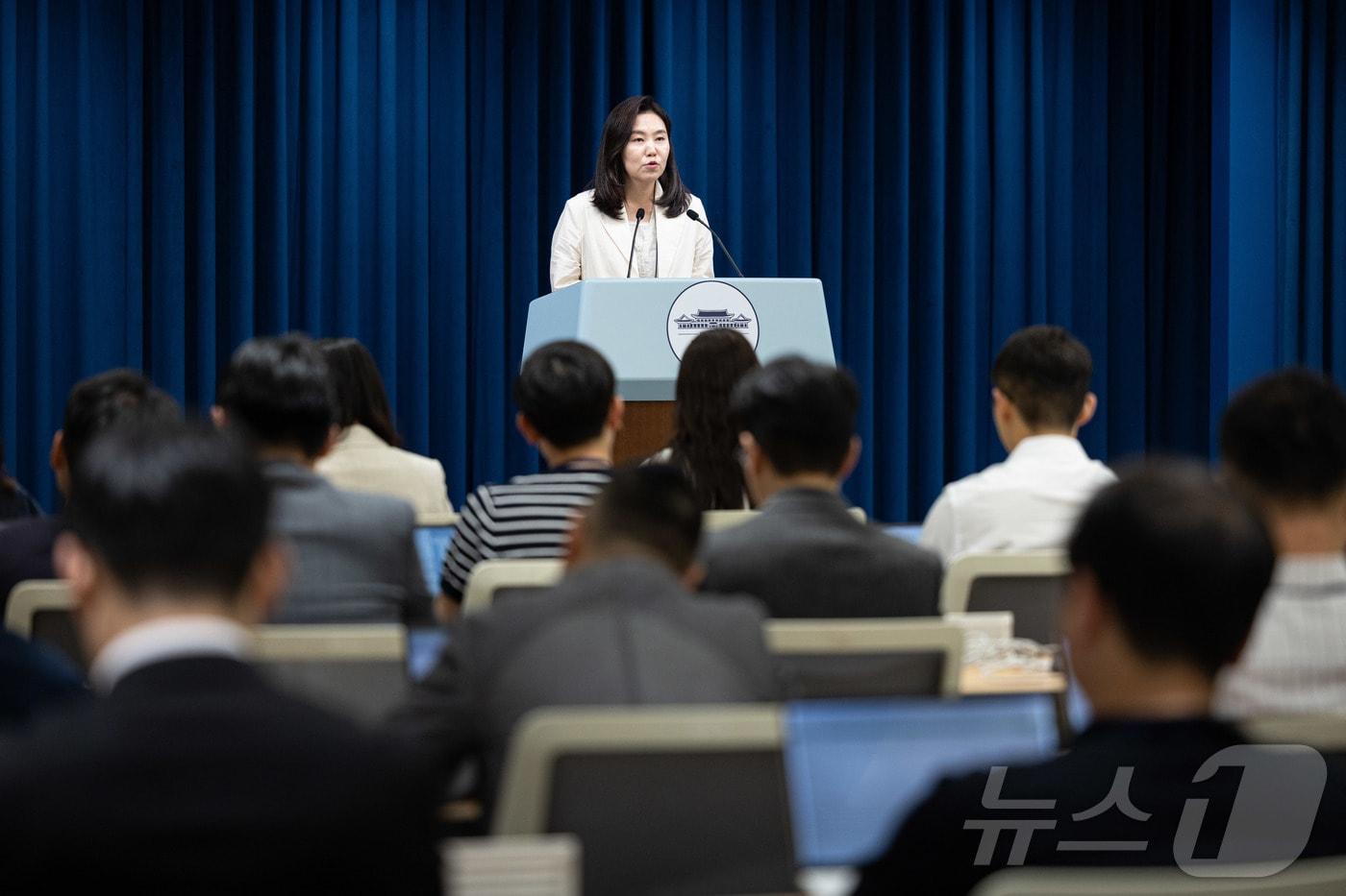 강유정 대통령실 대변인이 24일 서울 용산구 대통령실 청사에서 이재명 대통령 주재 국무회의 결과 관련 브리핑을 하고 있다. 2025.6.24/뉴스1 ⓒ News1 이재명 기자