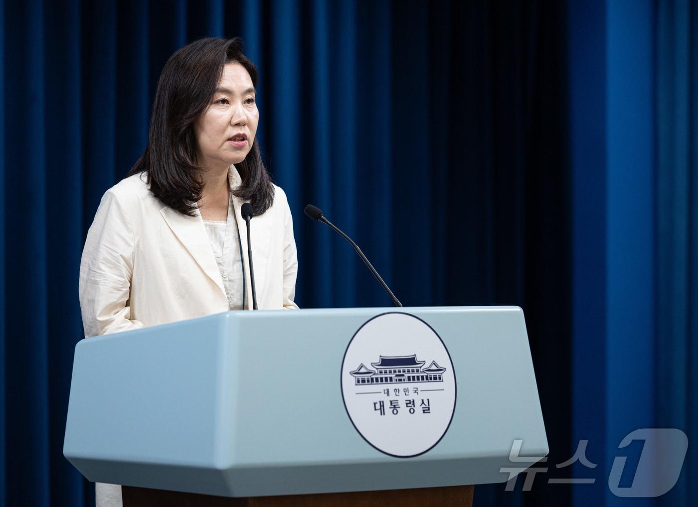 본문 이미지 - 강유정 대통령실 대변인이 24일 서울 용산구 대통령실 청사에서 이재명 대통령 주재 국무회의 결과 관련 브리핑을 하고 있다. 2025.6.24/뉴스1 ⓒ News1 이재명 기자