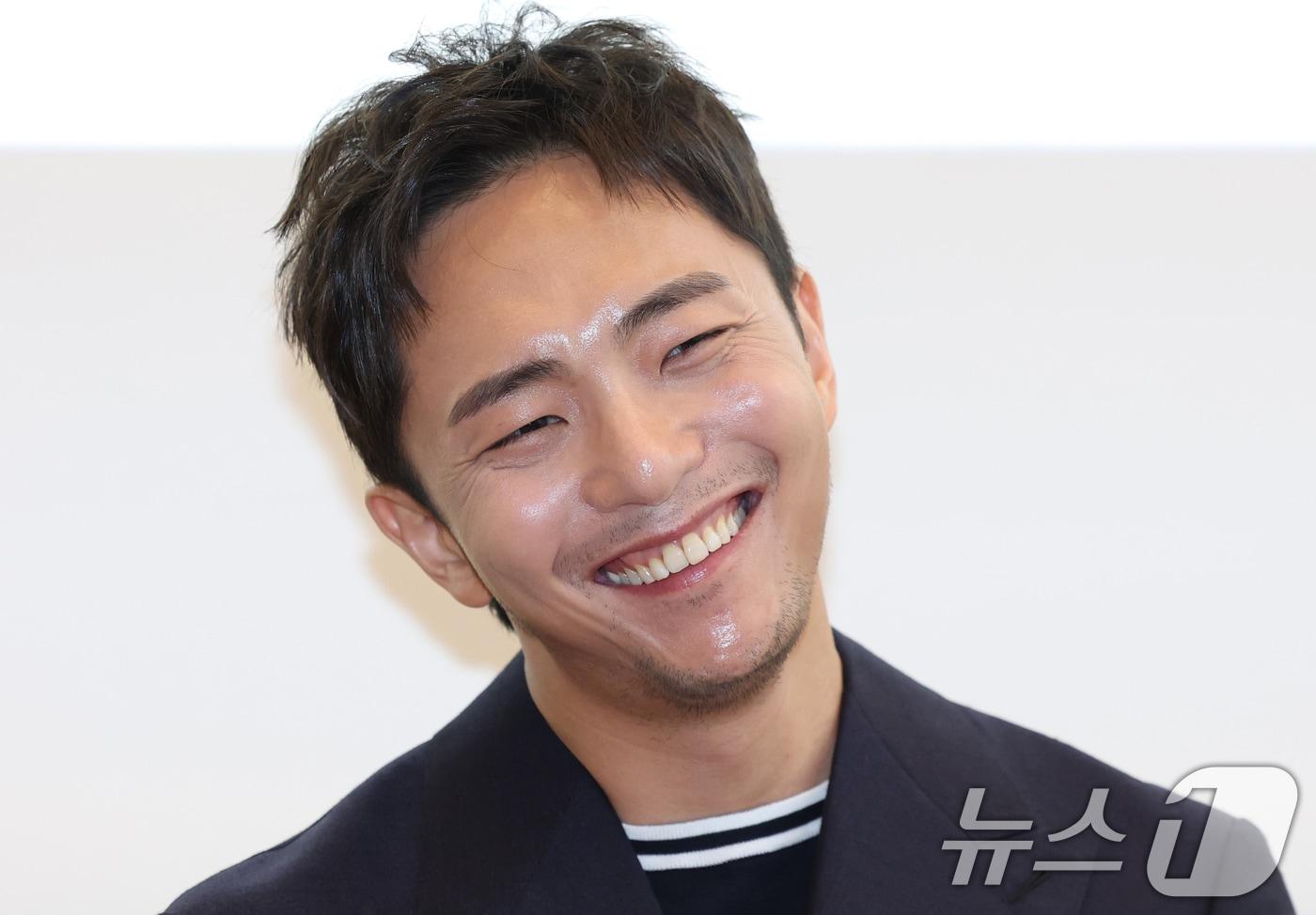 박천휴 작가가 24일 서울 중구 커뮤니티하우스 마실에서 열린 뮤지컬 ‘어쩌면 해피엔딩’ 토니상 6관왕 기자간담회에서 환한 미소를 짓고 있다. ‘어쩌면 해피엔딩’은 지난 8일&#40;현지시간&#41; 열린 제78회 ‘토니 어워즈&#40;Tony Awards&#41;’ 시상식에서 뮤지컬 부문 작품상, 연출상, 각본상, 남우주연상, 음악상&#40;작곡 및 작사&#41;, 무대디자인상 등 6개 부문상을 거머쥐었다. 2025.6.24/뉴스1 ⓒ News1 권현진 기자