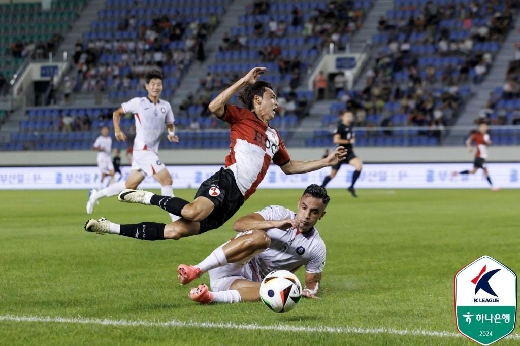 본문 이미지 - 부산과 충북청주의 경기 모습(한국프로축구연맹 제공) 
