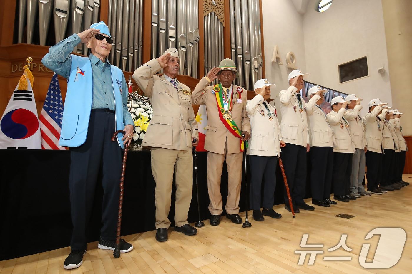 24일 대구 달서구 계명대 성서캠퍼스에서 열린 '6·25전쟁 제75주년 추념식'에서 참전용사들이 경례하고 있다. 2025.6.24/뉴스1 ⓒ News1 공정식 기자