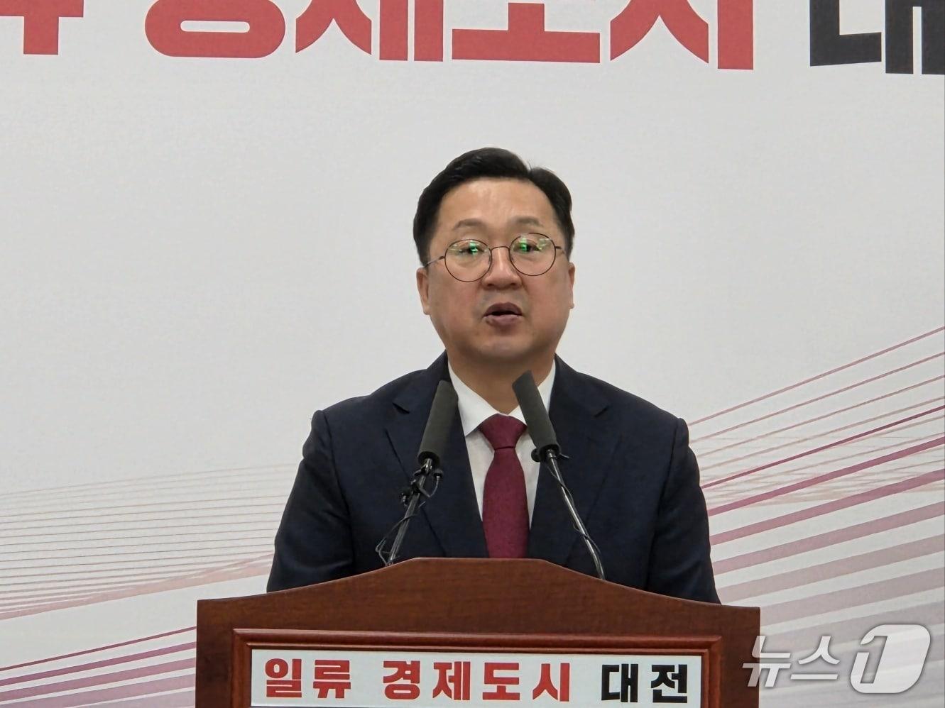 본문 이미지 - 이장우 대전시장이 24일 시청 기자회견장에서 민선 8기 성과 및 과제를 발표하고 있다. ⓒ 뉴스1