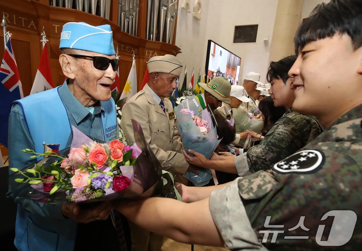 24일 대구 달서구 계명대 성서캠퍼스에서 열린 '6·25전쟁 제75주년 추념식'에서 우리나라 참전용사와 해외 참전용사에게 예비역 학생들이 감사의 꽃다발을 전달하고 있다. 2025.6.24/뉴스1 ⓒ News1 공정식 기자