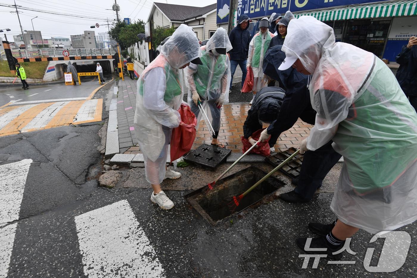 본문 이미지 - 지낭해 6월 경북 포항시 북구 흥해읍 지하도에서 실시된 하천붕괴 대비 훈련에서 마을자율방재단이 배수 작업을 하고 있는 모습, (뉴1자료 재판매 및 DB금지) 2026.3.18/뉴스1 최창호 기자