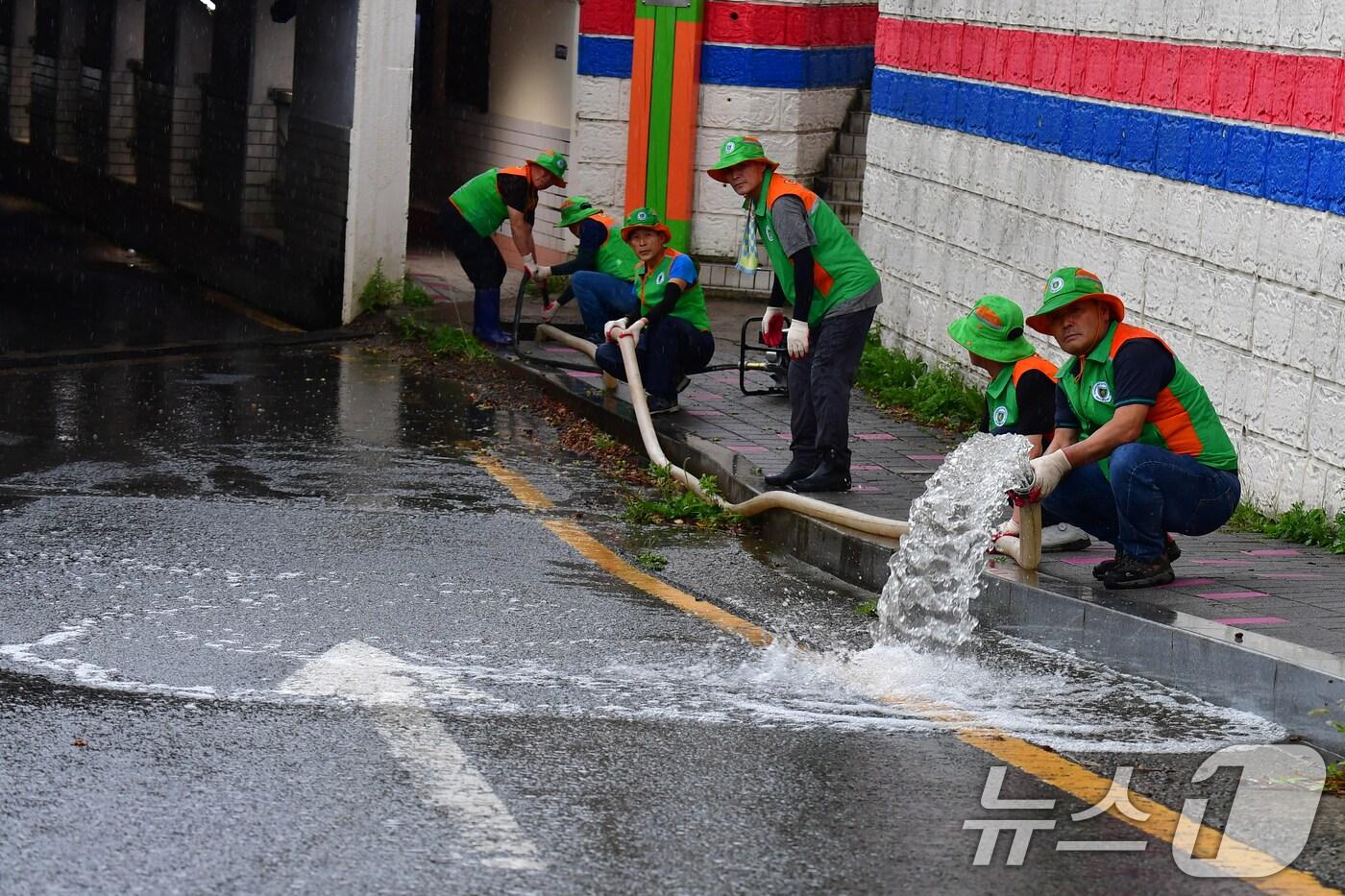 6월 24일 오후 경북 포항시 북구 흥해읍 지하도에서 실시된 하천붕괴 대비 훈련에서 마을자율방재단이 배수 작업을 하고 있다. 2025.6.24/뉴스1 ⓒ News1 최창호 기자