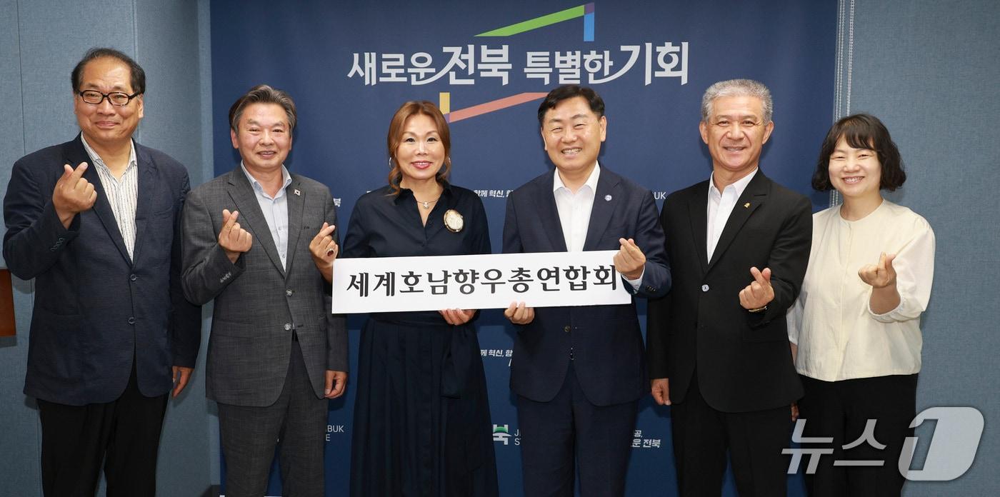 24일 서울 영등포 전북도 중앙협력본부에서 세계호남향우회총연합회 회장단 간담회가 열린 가운데 김관영 도지사와 이기자 회장(독일) 등 참석자들이 간담회를 갖고 기념촬영을 하고 있다.(전북도 제공. 재판매 및 DB금지)/뉴스1 