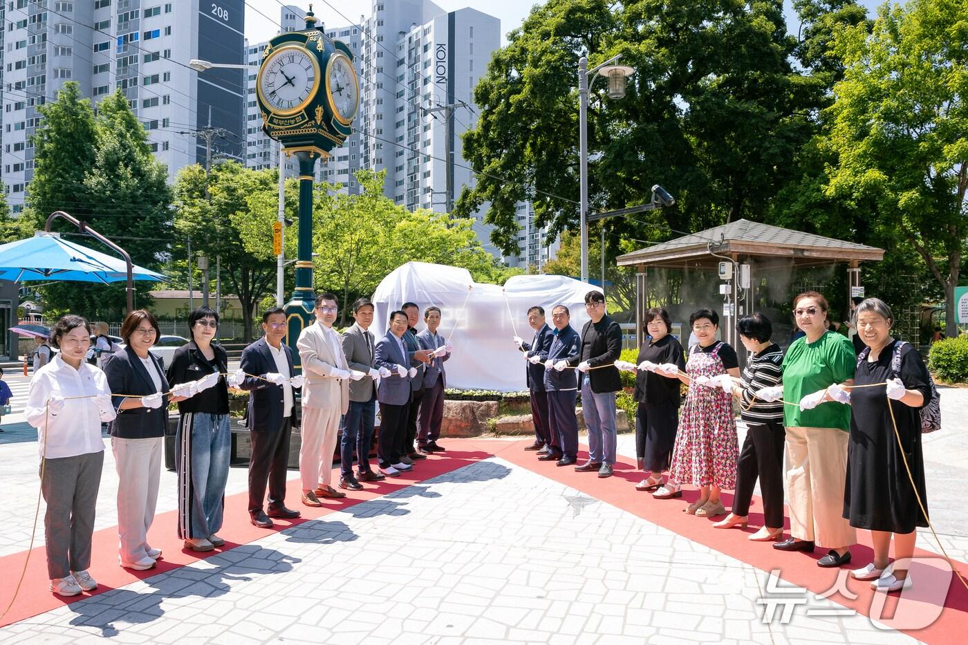지난 23일 부산 북구 화명장미공원에서 열린 기후위시시계 제막식에서 참석자들이 기념촬영을 하고 있다. (부산 북구 제공. 재판매 및 DB 금지)