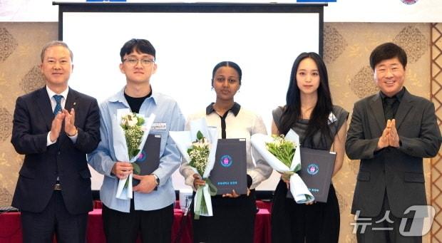 본문 이미지 - 전북대 총동창회가 24일 전주의 한 음식점에서 '6.25 한국전쟁 참전국 유학생 장학금 수여식'을 개최하고, 3명의 유학생에게 각각 100만 원의 장학금을 전달했다.(전북대 제공, 재판매 및 DB 금지)/뉴스1