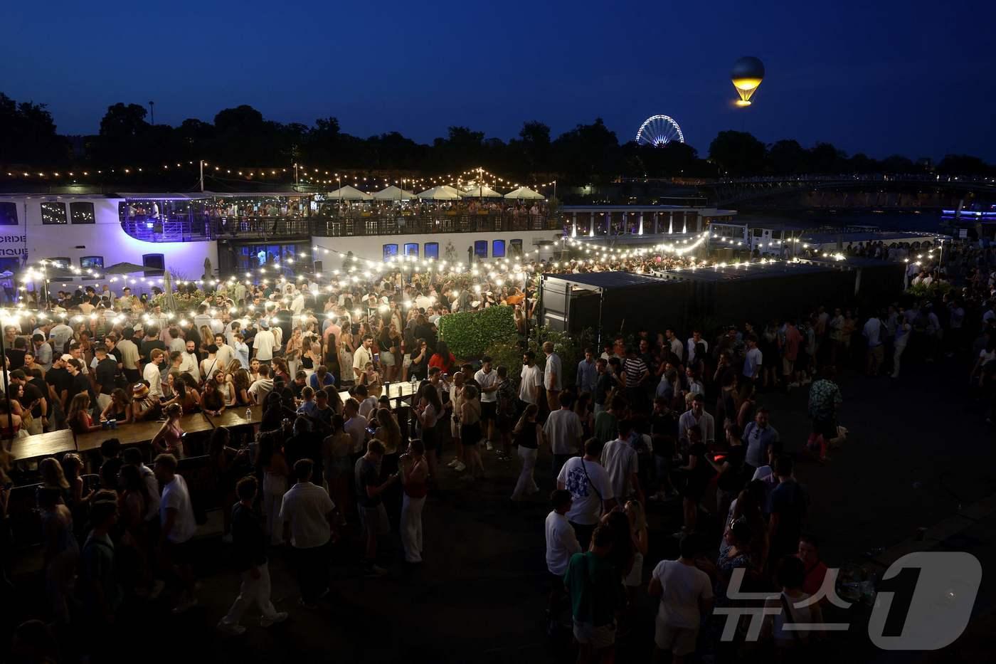 지난 21일(현지시간) 프랑스 전역에서 열리는 연례 음악 축제 '페트 드 라 뮤지크(F&ecirc;te de la Musique)'의 모습. 사진은 프랑스 파리. 이 축제 기간 145명이 주삿바늘에 찔리는 '바늘 테러'가 발생했다. 25.06.21 ⓒ AFP=뉴스1 ⓒ News1 김예슬 기자