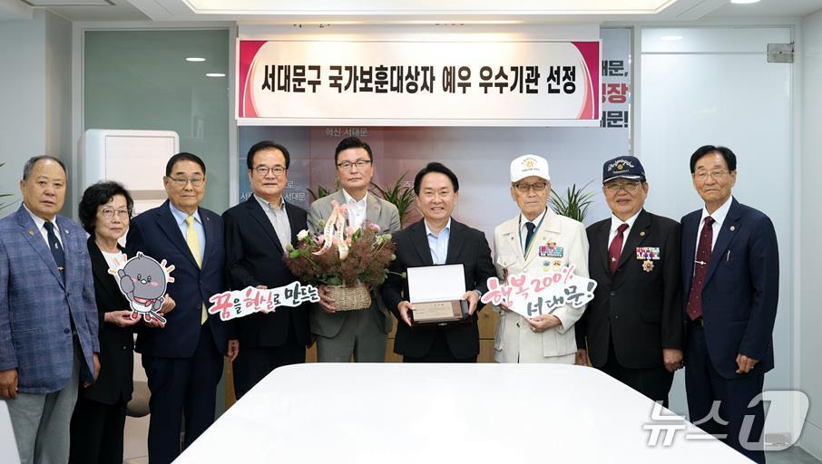 본문 이미지 - 이성헌 서대문구청장(오른쪽 네 번째)이 '참전유공자 예우 우수기관' 선정에 따른 감사패를 국가보훈부로부터 전수받은 뒤 관계자들과 함께 기념 촬영을 하고 있다.(서대문구 제공)