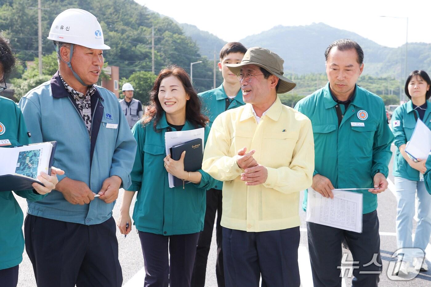 정인화 광양시장(오른쪽 세번째)이 6월 현장 소통의 날을 맞아 주요 공사현장 등 5개소를 방문해 현장을 점검하고 있다(광양시 제공) 